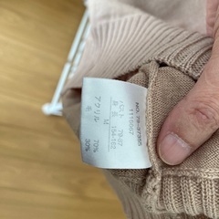 ベージュのニットの画像