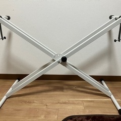 電車ピアノスタンド　X型　（ホワイト）※ピアノはつきません