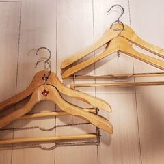 【美品】木製ハンガー4個セットの画像