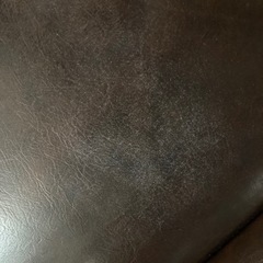 3人掛けソファー　こげ茶色　レザー　光沢のある素材の画像