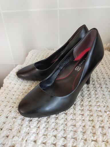 黒のパンプス。ハイヒール。25.0cm