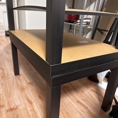 テーブル2つ＋本棚