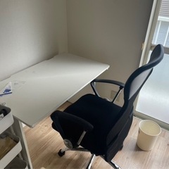 机、ホワイトボード、椅子、棚セットの画像