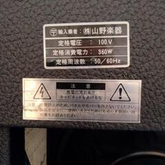 Fender USA の真空管アンプ  ツインです 100 W の真空管アンプですが1/4パワースイッチをオンにすることで25 W に変更できます の画像