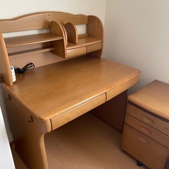 小学生の学習机の画像