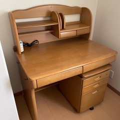 小学生の学習机の画像