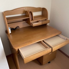小学生の学習机の画像