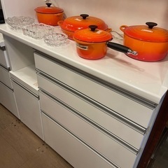 【売約済み】　食器棚　レンジボード　キッチン収納　スムースクローズ　モイス　ゆっくり閉まる　フルレール　引き出し　大容量　収納　キッチンボード　カップボード　検　綾野製作所　松田家具　ニトリ　NITORI  上下セパレート　ソフトクローズ　大川家具の画像