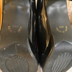 黒 パンプス 23.5 の画像
