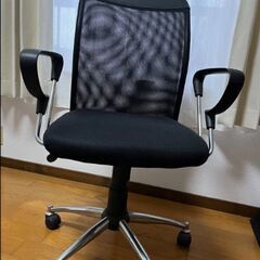 オフィスデスク、チェア、スタンドライトの画像