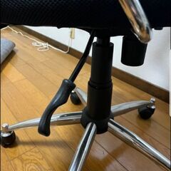 オフィスデスク、チェア、スタンドライトの画像