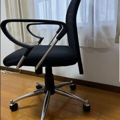 オフィスデスク、チェア、スタンドライトの画像