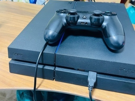 PS4本体と純正コントローラー