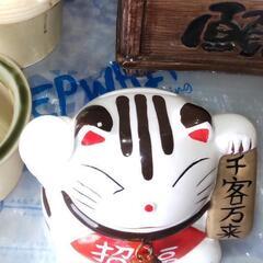 小さい賽銭箱と猫の貯金箱と熱燗の画像
