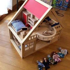 ボーネルンド★二階建てドールハウス★家具人形付きの画像