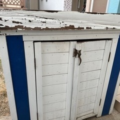 青と白の物置