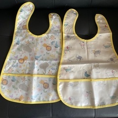 【未使用】女の子用お食事エプロン2枚の画像