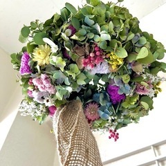 紫陽花ユーカリ花々のフライングリース