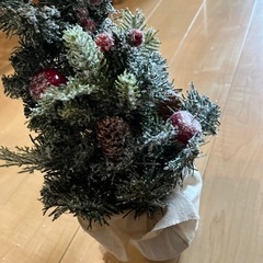 クリスマスツリーとかわいいキャンドルの画像