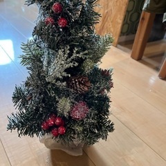 クリスマスツリーとかわいいキャンドルの画像