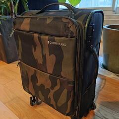 【美品】超軽量・カモ柄キャリーバッグ