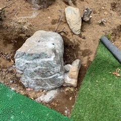 庭石、ロックガーデン、防草シートの押さえ、土留めの画像