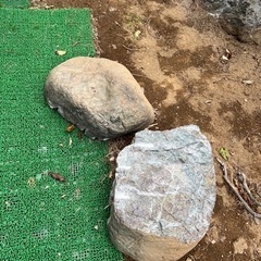 庭石、ロックガーデン、防草シートの押さえ、土留めの画像