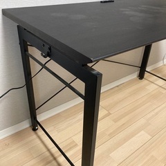 無料　充電ポート付オフィス机の画像