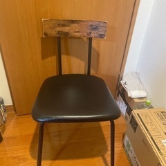 ダイニングテーブルと椅子2つの画像