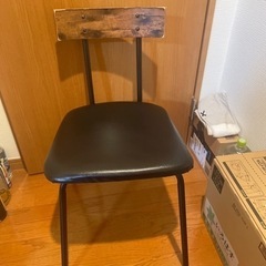 ダイニングテーブルと椅子2つの画像