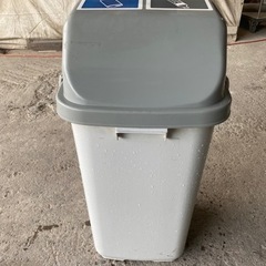 分別用ゴミ箱　約45×45×92㌢の画像