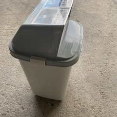 分別用ゴミ箱　約45×45×92㌢の画像