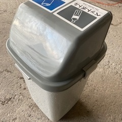 分別用ゴミ箱　約45×45×92㌢の画像