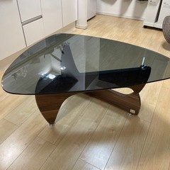 ガラステーブルの画像