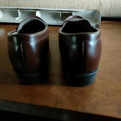 茶色のローファー