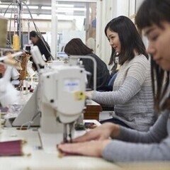 【週払い可】【車通勤可✴︎土日休】20～60代まで活躍！学生服を...