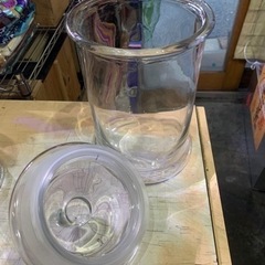 レトロな蓋付きガラス瓶　大の画像