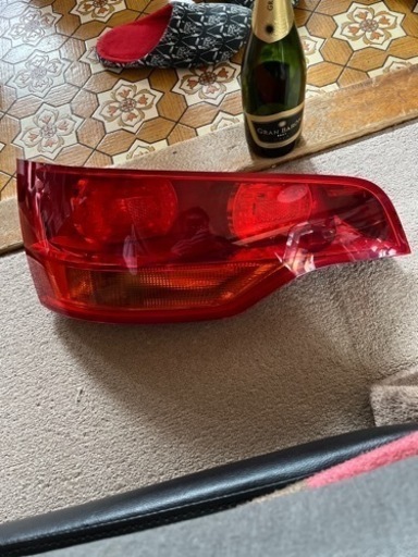 AUDI アウディ Q7  左 テール