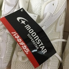 新品moonstarバネのチカラ二足　通学用スニーカー白の画像