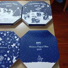 年代物も有ります!ケンタッキーのクリスマスのお皿セットの画像