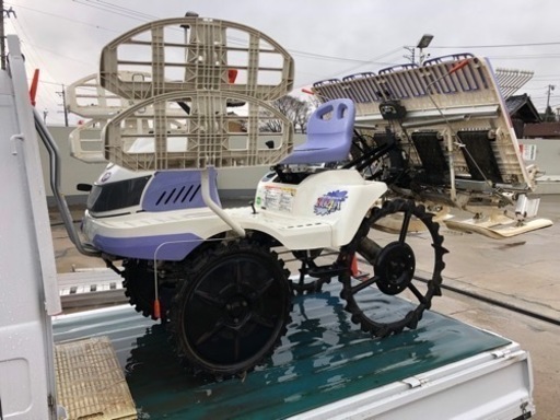 間もなくシーズンイン　4条植　乗用田植え機　付属品あり