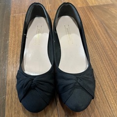 黒のパンプス　布地