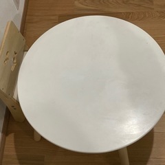 こども用　机と椅子の画像