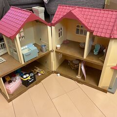 シルバニアファミリーのおうちと小物と人形の画像