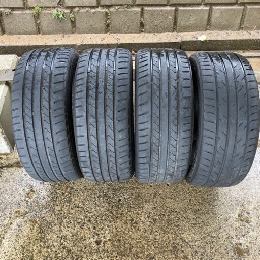 タイヤ　245/45/18