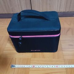 shu uemuraメイクポーチの画像