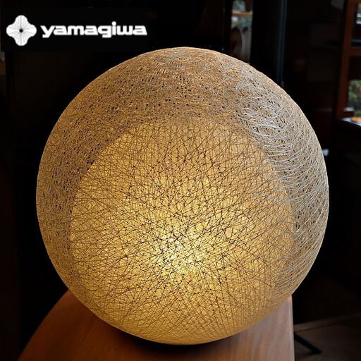 yamagiwa(ヤマギワ)より世界的建築家の伊藤豊雄氏デザインによるMAYUHANA(マユハナ)ボールランプです。グラスファイバー製の三重のシェードを通して柔らかな光を放つモダンなフロアランプ。DC207