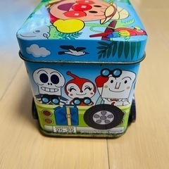 アンパンマン車型の缶の画像