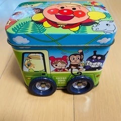 アンパンマン車型の缶の画像