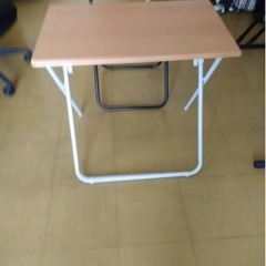 テーブルと椅子の画像